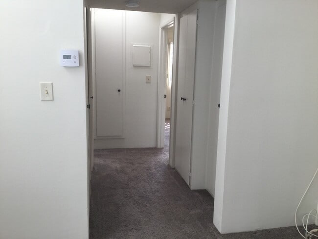 Building Photo - 2493 1/2 S Barrington Ave