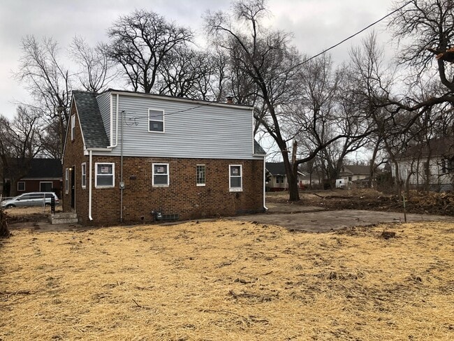 Building Photo - SPACIOUS HOME -  4 bedroom 2 bathroom - Se...