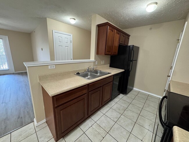Building Photo - Updated 3 bedroom second floor Apartment a...