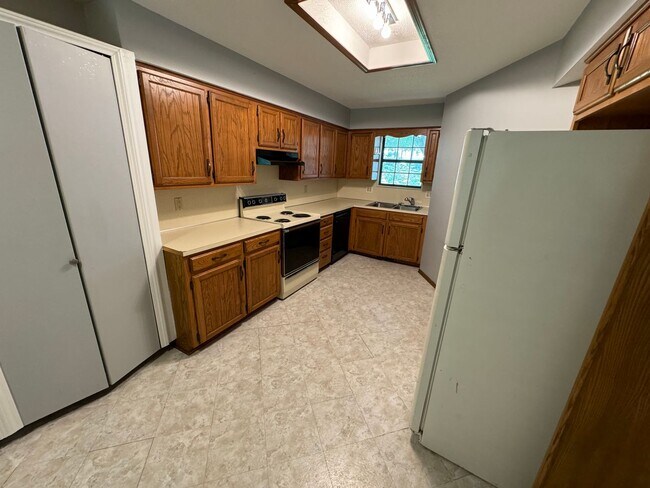 Building Photo - SPACIOUS DUPLEX in Southeast Springfield w...