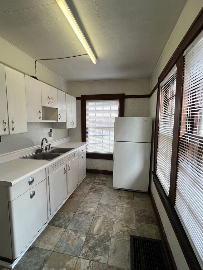 Building Photo - 1 Bedroom South of Downtown; Avail August ...