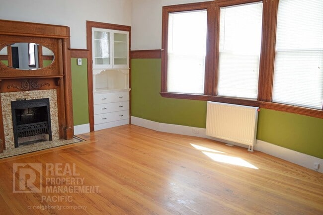 Building Photo - Spacious 3 Bedroom in Prime Location