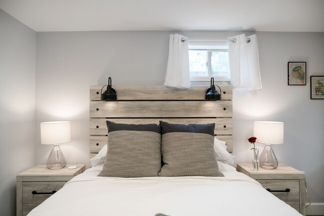 Building Photo - Golden Duplex > Unit is fully furnished feels like NEW!