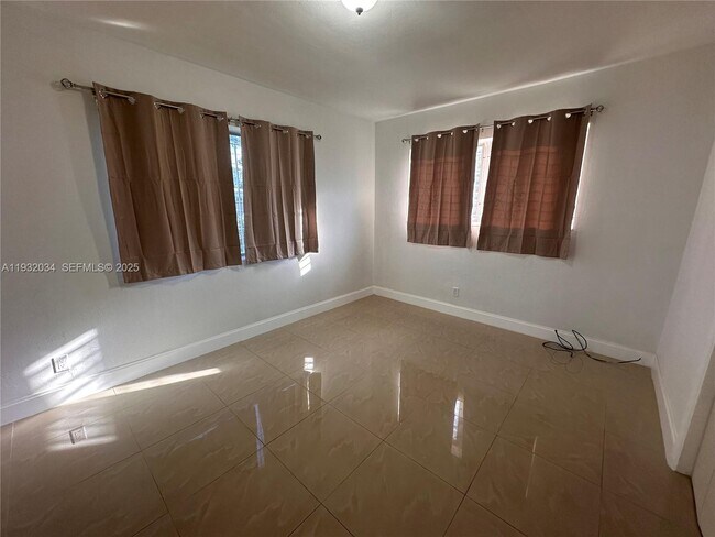 Building Photo - 150 NE 170th St