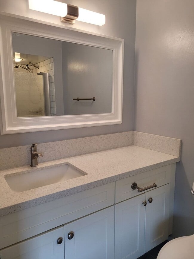 Building Photo - Available July 1, 2026 | A 3 Bedroom, 2.5 bath Townhouse with 2 parking stalls in Hokuala Hale