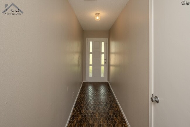 Building Photo - 1118 Crescent Ln