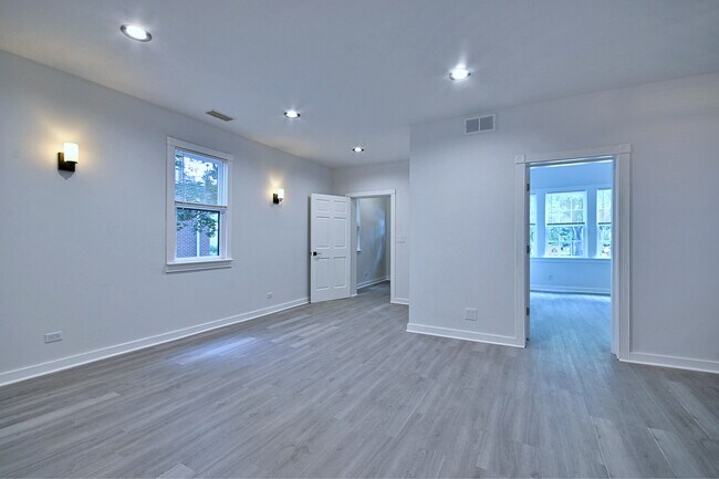 Building Photo - 2932 N Lakewood Ave