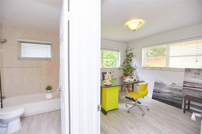 Building Photo - 411 NE 88th St