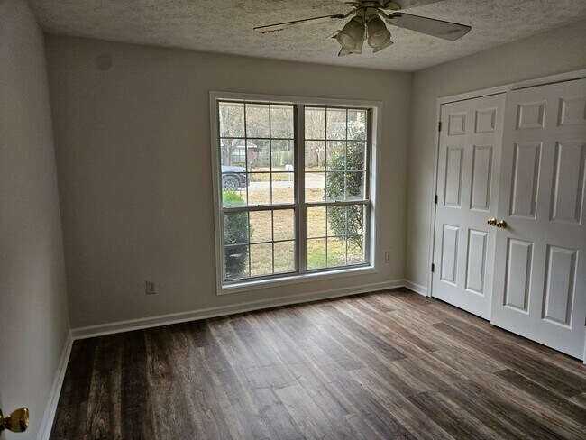 Building Photo - For rent 3 bedroom, 2 bath home