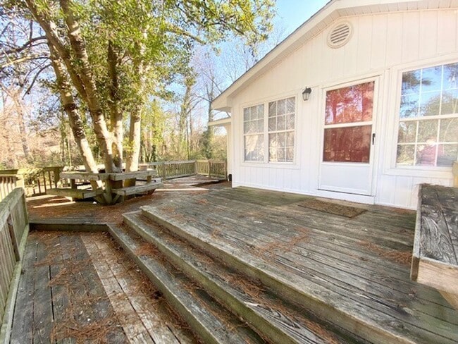 Building Photo - 2 Bedroom Home w/ a huge deck and yard