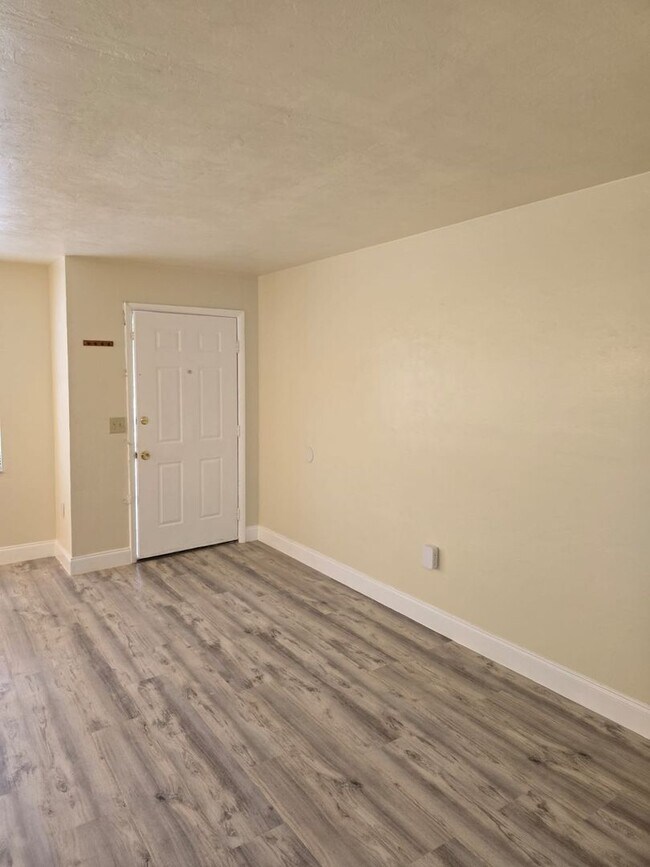Building Photo - Beautiful 2 bedroom 1 bathroom Single Fami...