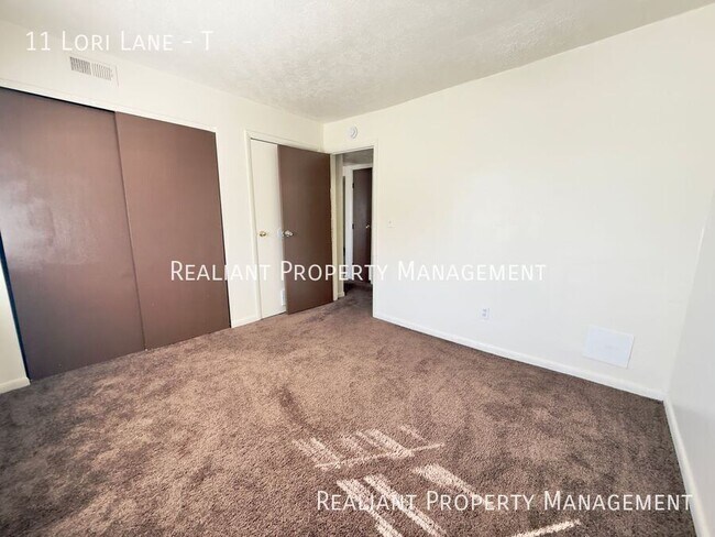 Building Photo - 11 Lori Ln