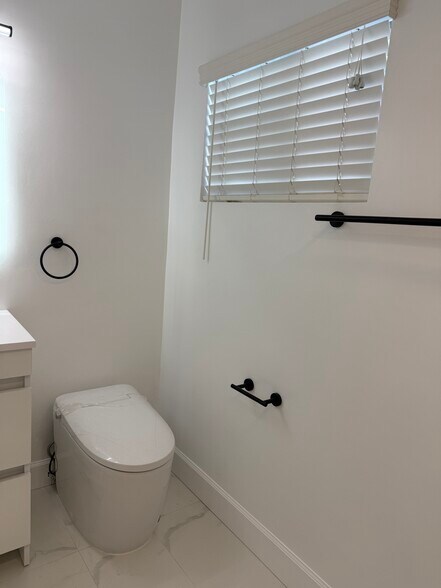 Building Photo - 20029 Ingomar St