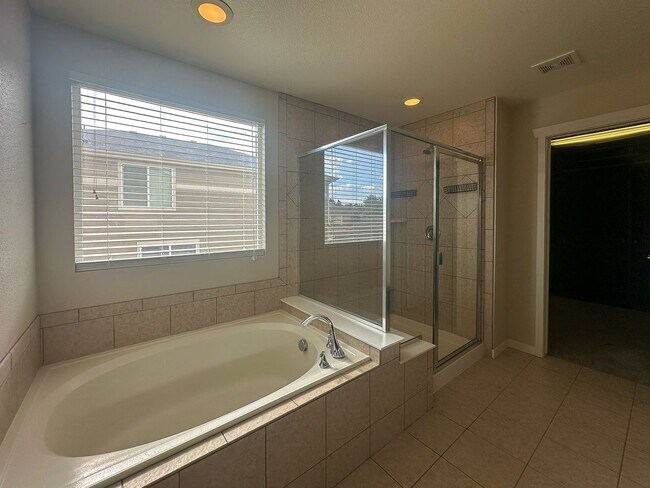 Building Photo - This 4bd home is waiting for you!