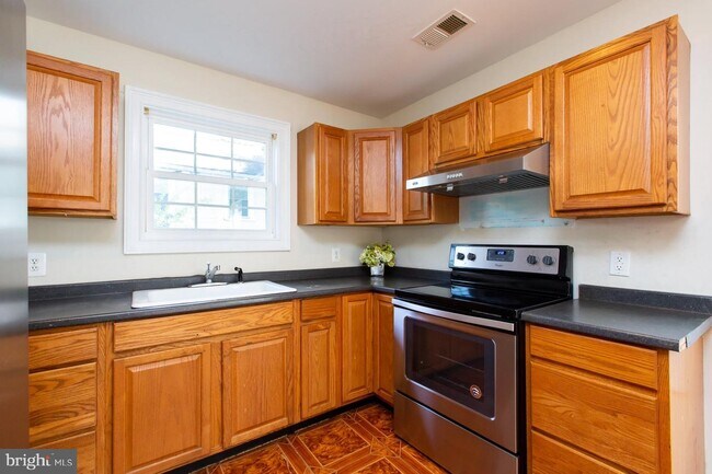 Building Photo - 303 Lincoln Ave