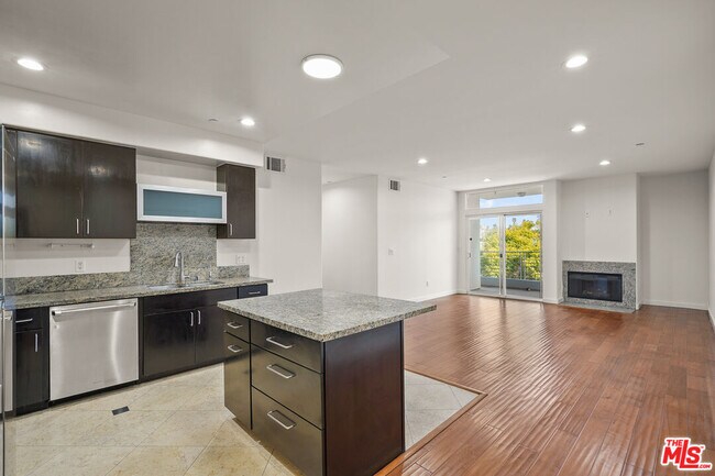 Building Photo - 401 Serrano Ave