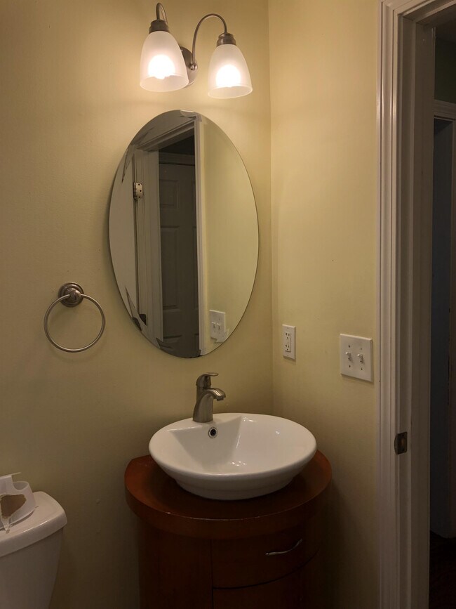 Building Photo - 201 Middle St