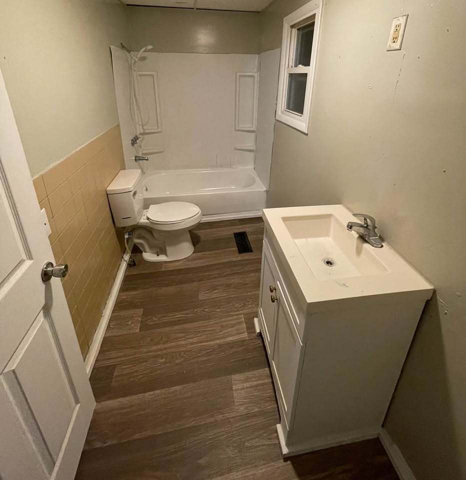 Bathromo - 311 W Gray St