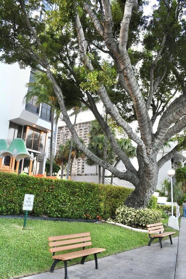 Building Photo - 1901 Brickell Ave