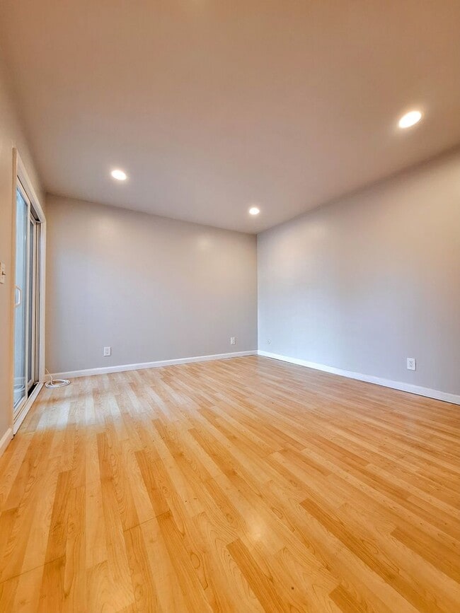 Building Photo - Beautiful 2bd Single Story House With Gate...