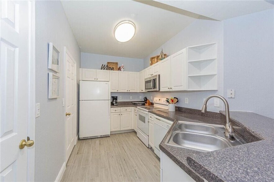 Large kitchen - 2352 57th Cir