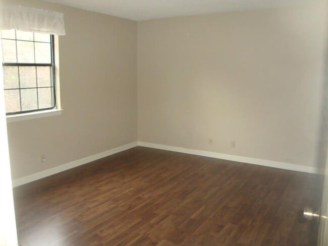Building Photo - Townhome near I-65/Nashville