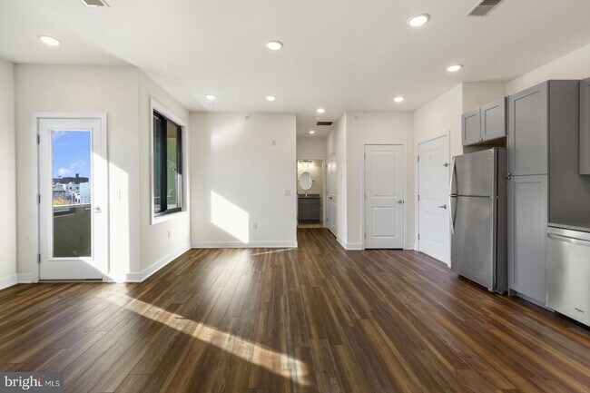 Building Photo - 2411 Kensington Ave