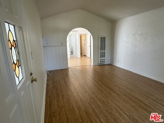 Building Photo - 944 Havenhurst Dr