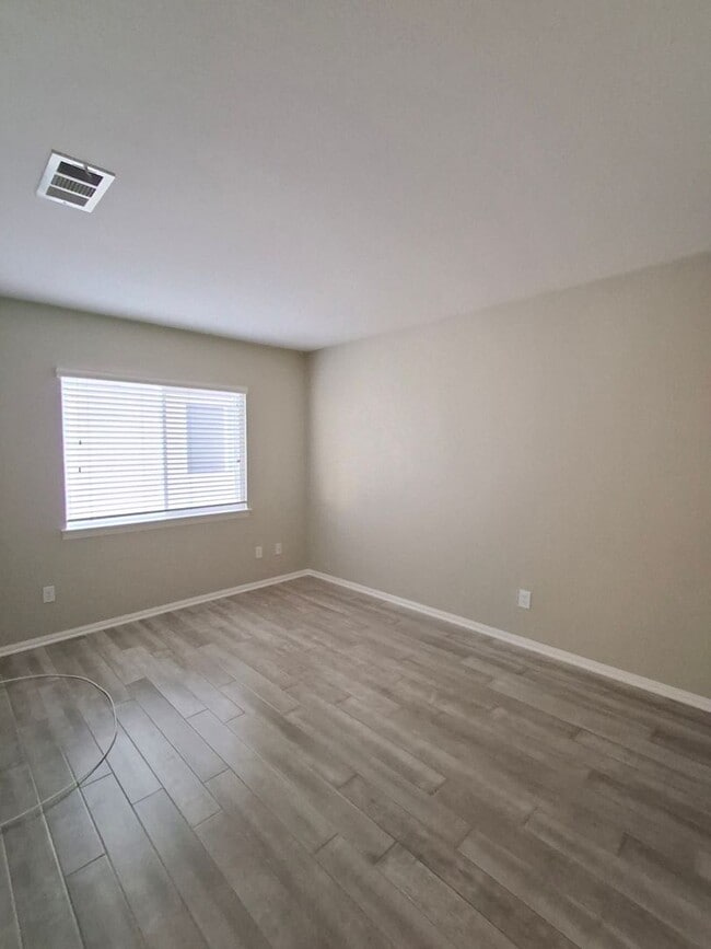 Building Photo - Amazing 2-Bedroom Townhome with Central AC/Heat! MUST SEE!