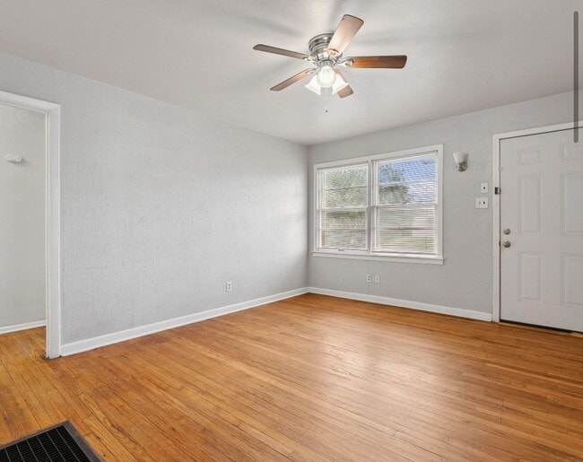 Building Photo - 2 bed 1 bath near Slide and Marsha Sharp n...