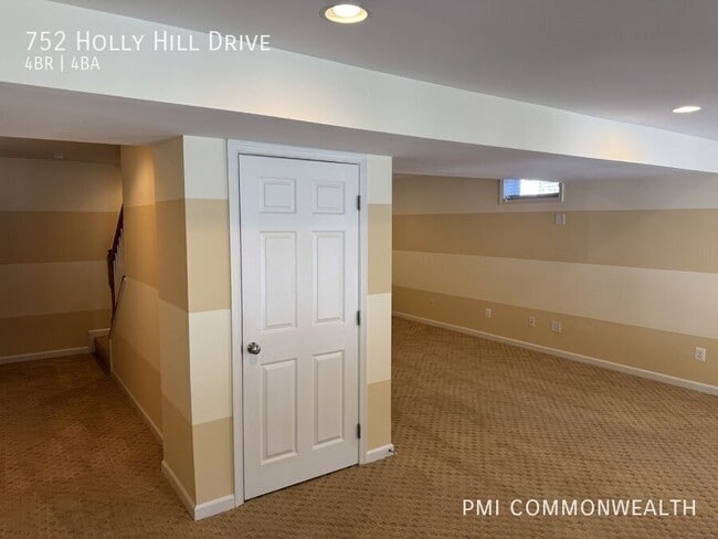 Building Photo - 752 Holly Hill Dr