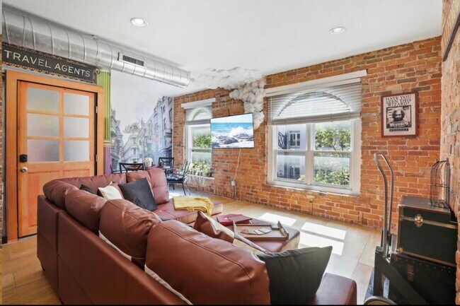 Building Photo - 974 N High St