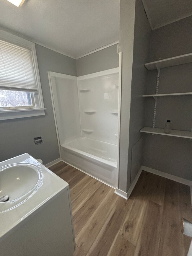 Building Photo - 1 Bedroom, 1 bathroom apartment in great CF location with new flooring throughout!!