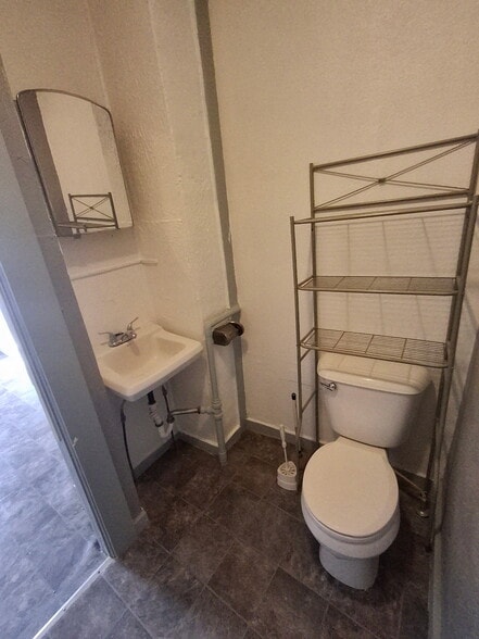 Building Photo - 1558 N Main St