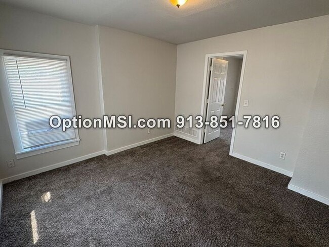 Building Photo - Freshly updated half-duplex