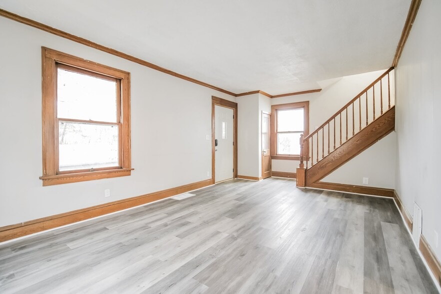 Building Photo - 247 Goodview Ave