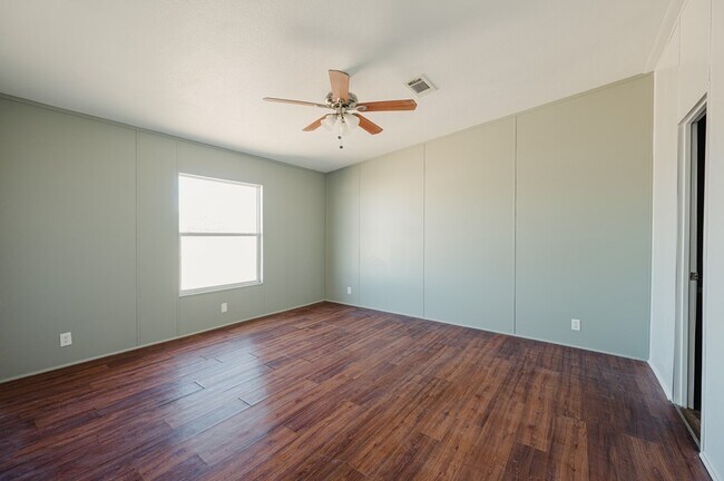 Building Photo - 2423 N Redondo Ave