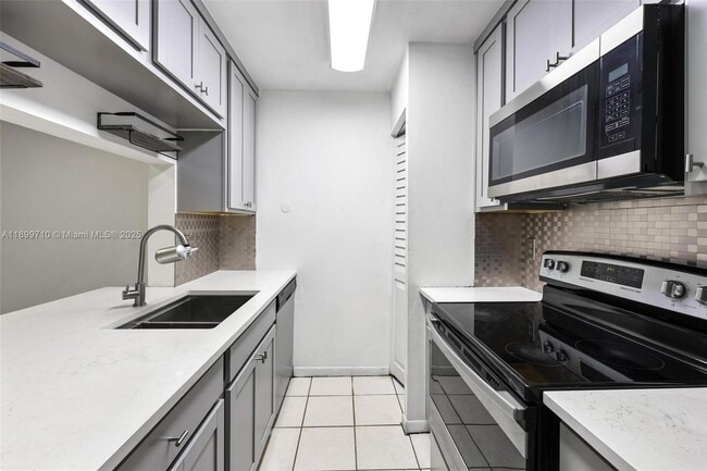 Building Photo - 9724 Hammocks Blvd