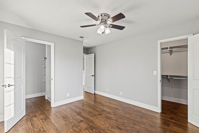 Building Photo - Gorgeous Renovated Condo in Guard Gated Neighborhood