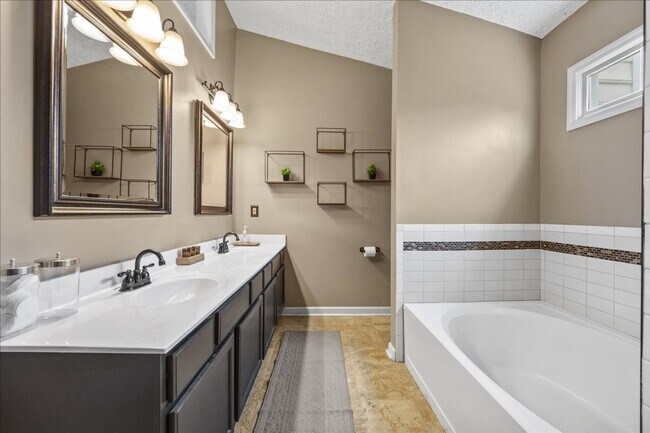 Building Photo - 6 Wavecrest Ct