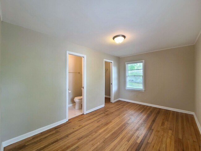 Building Photo - Cutest Bungalow in the Heart of Hapeville 3 bed/2 bath