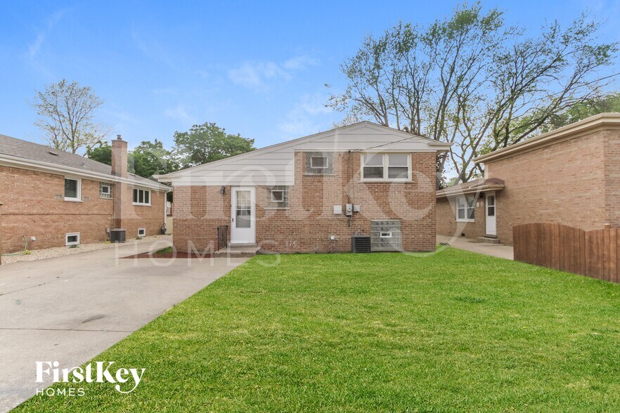 Building Photo - 10437 S Keeler Ave