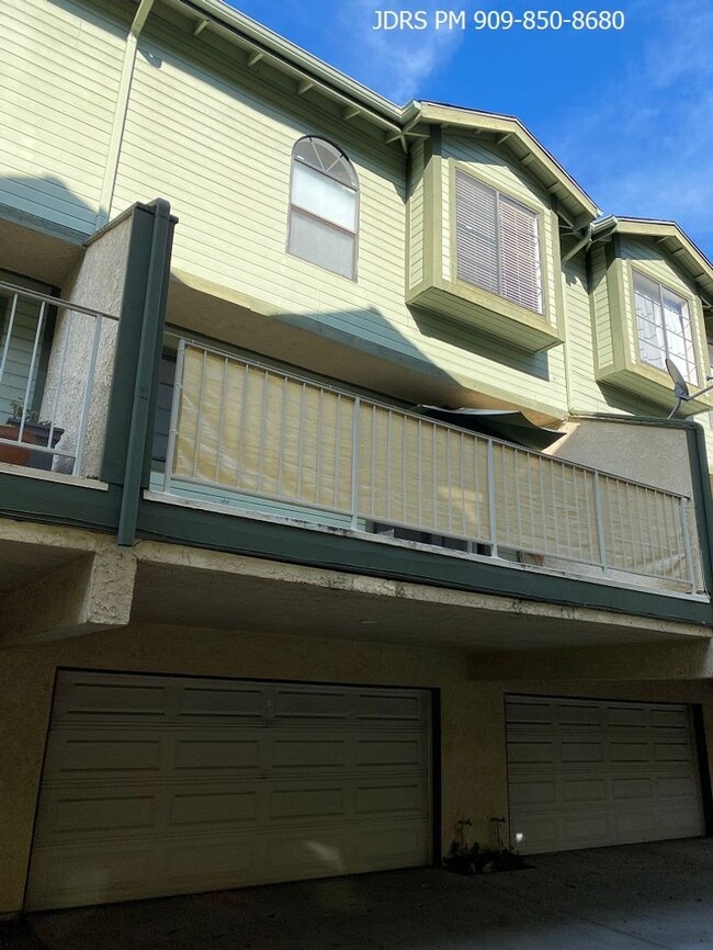 Building Photo - Monrovia 2 Bedroom Townhouse
