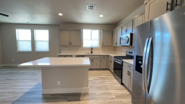 Building Photo - MUST SEE! 2/2.5/2 Townhome in Gardnerville
