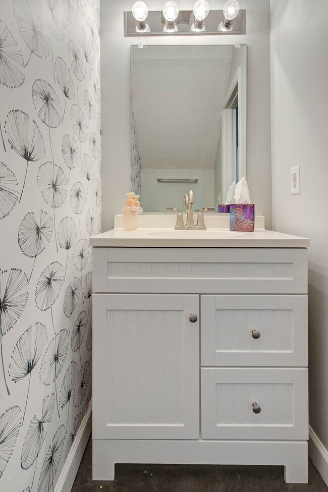 Building Photo - 235 Stefan Dr