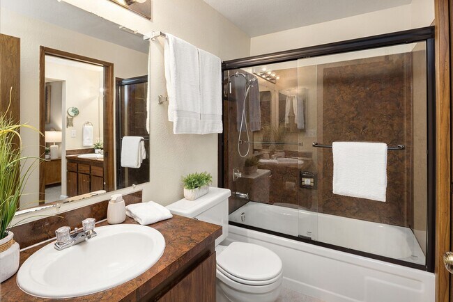 Building Photo - Spacious 2 bed, 1.25 bath, convenient loca...