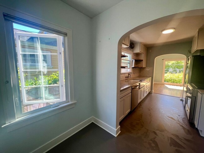 Building Photo - Updated 1920s 4BD