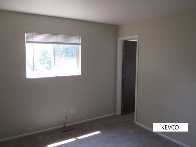 Building Photo - Split-Level Home with Large Eat-In Kitchen