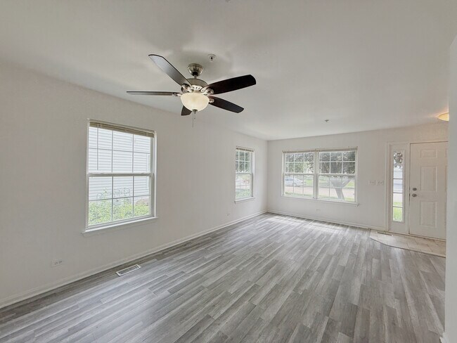 Building Photo - 2554 Dickens Dr