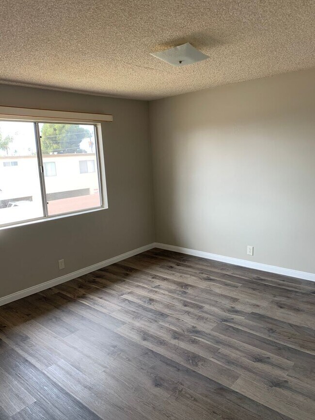Building Photo - Spacious 1 Bedroom 1 Bath Upstairs Apartment